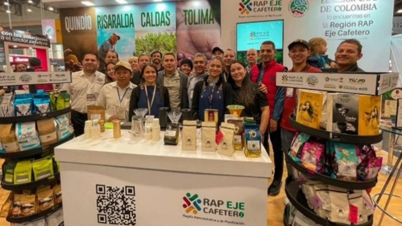 Participantes certificados del programa de formación de baristas impulsado por ALDESARROLLO en la RAP Eje Cafetero durante muestra regional de café.