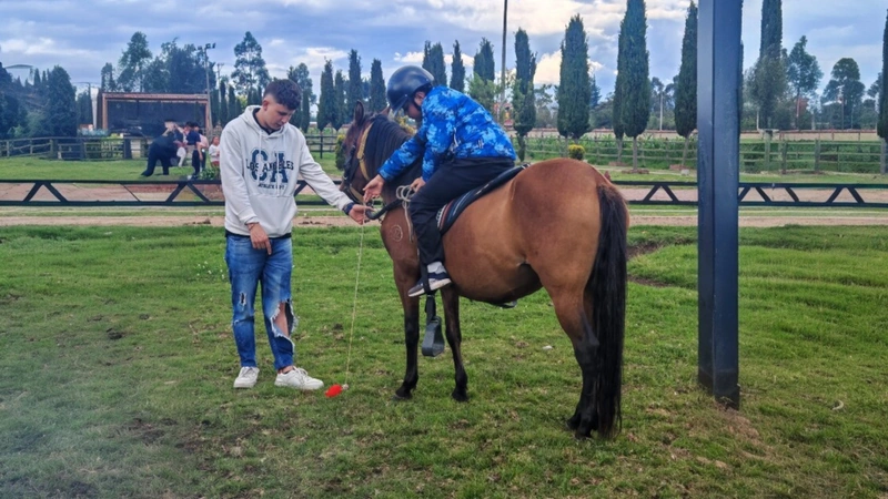 ALDESARROLLO impulsa la equinoterapia en Tenjo para fortalecer la inclusión social de niñas y niños con discapacidad