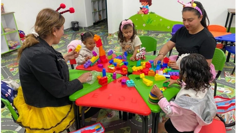 Niños y niñas en jornada nocturna participando en actividades pedagógicas del Convenio 005-2025 ejecutado por ALDESARROLLO en Mosquera.