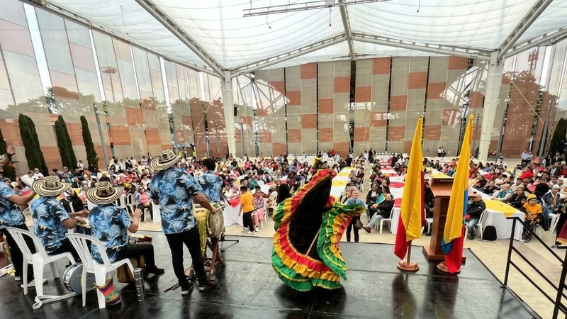 Adultos mayores participando en evento cultural del Contrato 342 de 2023 ejecutado por ALDESARROLLO en la localidad de Santa Fe, Bogotá