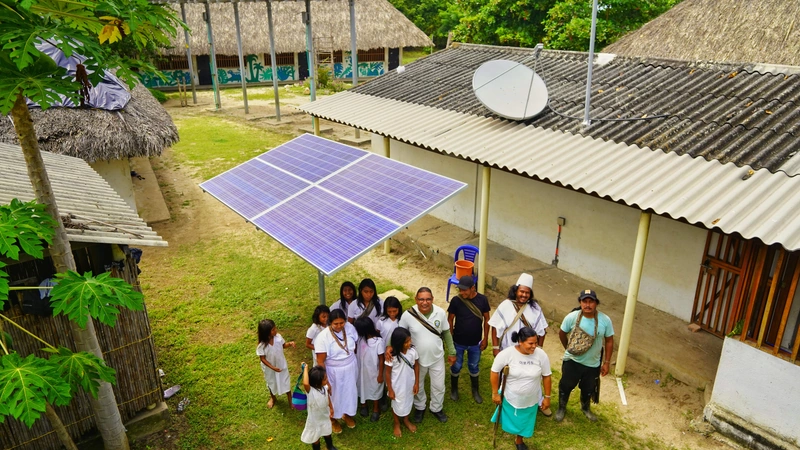 Comunidad educativa rural en Tierralta junto a paneles solares y dotación tecnológica entregada por ALDESARROLLO.