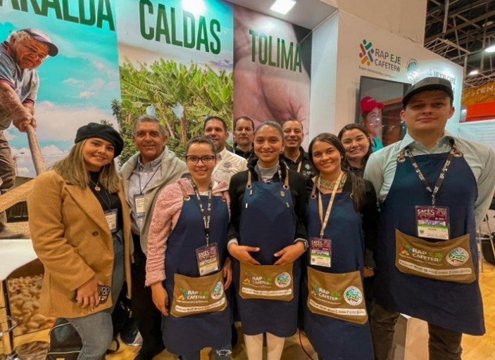 Participantes del programa de formación de baristas impulsado por ALDESARROLLO durante evento de café en el Eje Cafetero.
