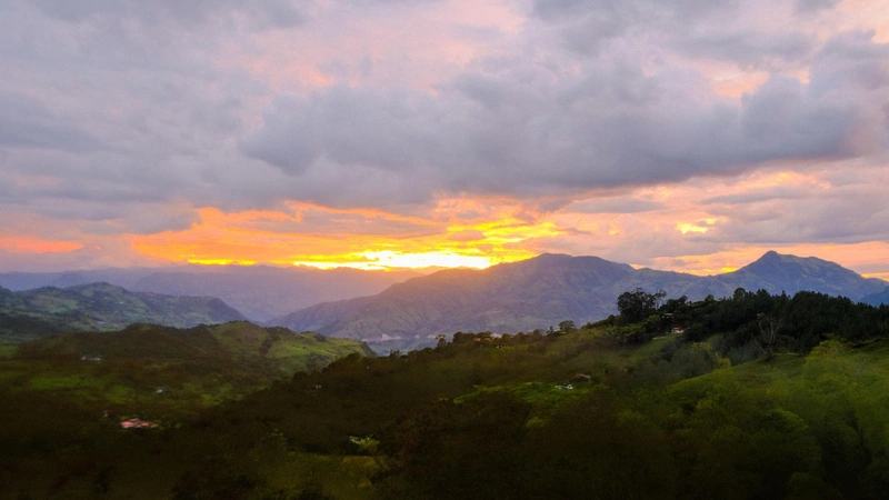 Paisaje rural colombiano al atardecer que representa territorios vulnerables donde ALDESARROLLO impulsa proyectos de paz y desarrollo comunitario.